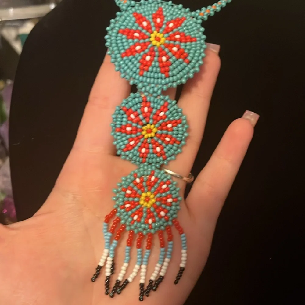 Native hand beaded necklace - Picture 3 of 4